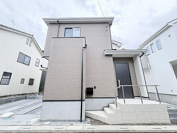 街並みに馴染む落ち着いた佇まいで、住まう人の個性を静かに受け止めてくれる洗練された外観です。