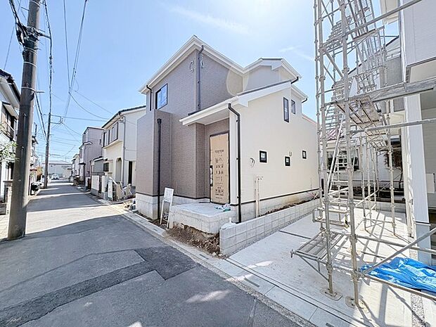 晴れやかな空の下、新しい暮らしが始まる邸宅