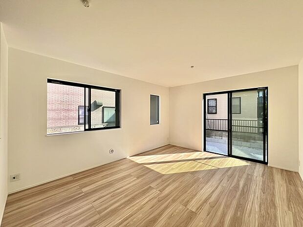 大画面ＴＶの配置も可能なワイドリビングは約15帖。 