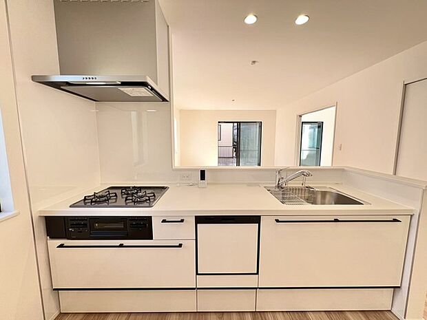 カウンターからはリビングが広く見渡せ、ご家族とのコミュニケーションも弾みます。 