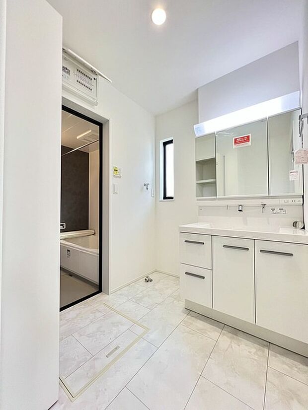 収納力と機能性に優れた、お手入れラクラク洗面化粧台。 