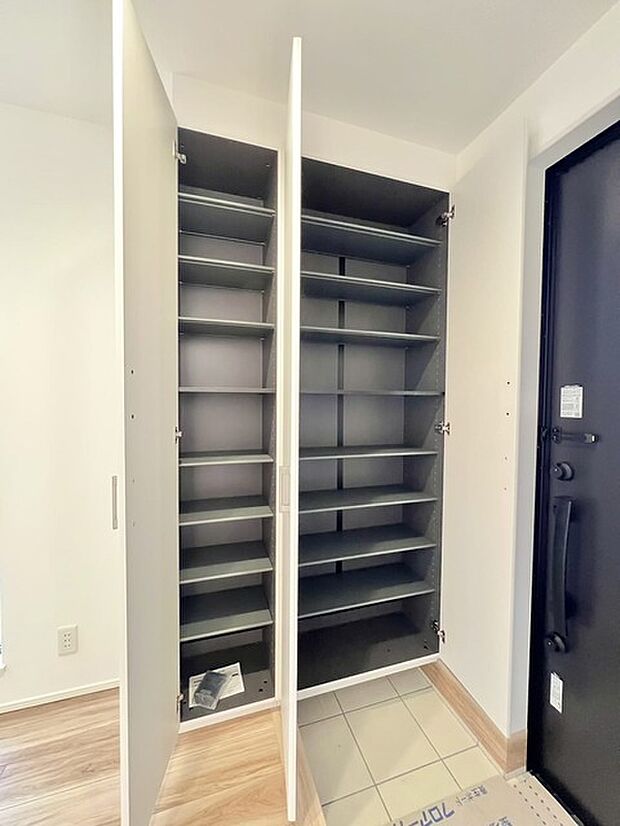 玄関がいつも片づく大容量シューズボックス。 