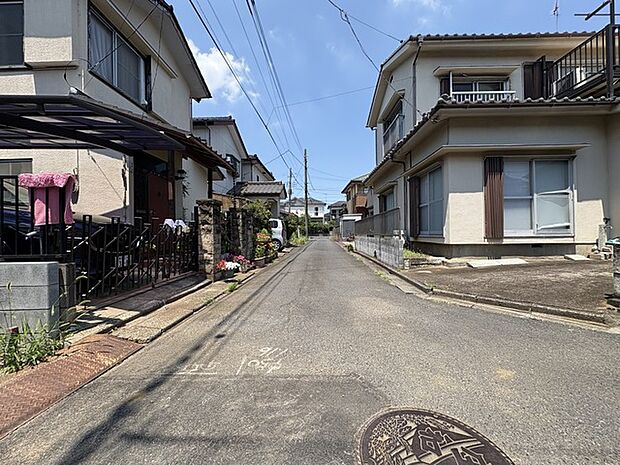 幅員こそやや狭くても、その分交通量が少なくて安心。 