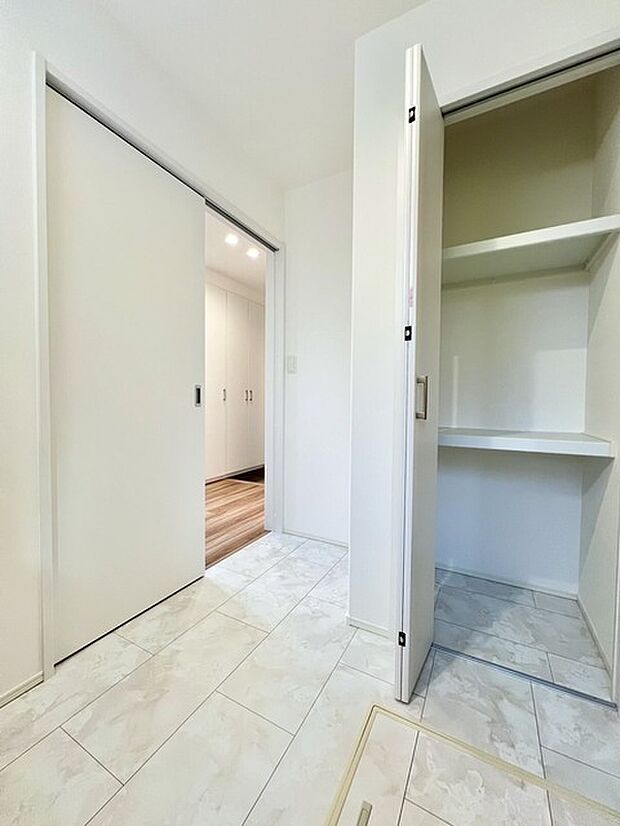 洗面所にも収納が付いています。