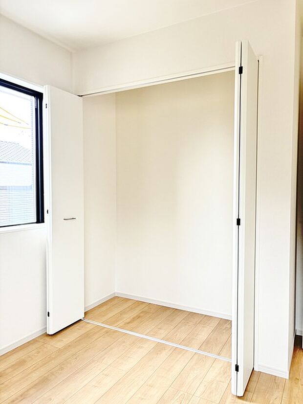 お絵かき、工作、自由研究。お子様の思い出もたっぷり収められる大型収納。