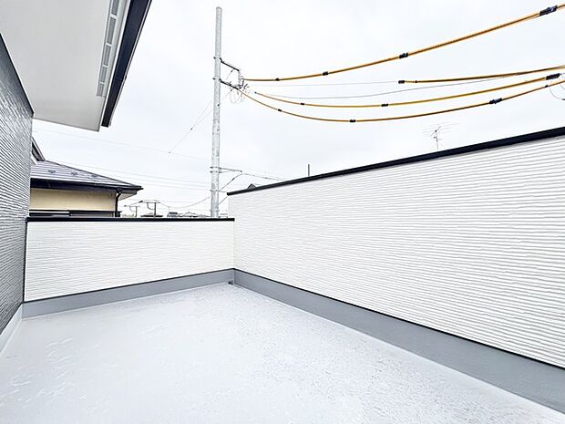 南側に面したワイドな幅のバルコニー、カラッと洗濯物が乾きそう。