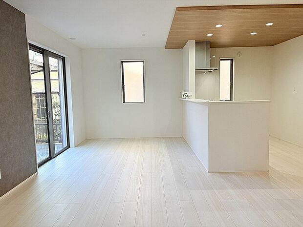 北側道路ながら、南側に隣地との間にスペースがあり明るい16帖のLDKです。