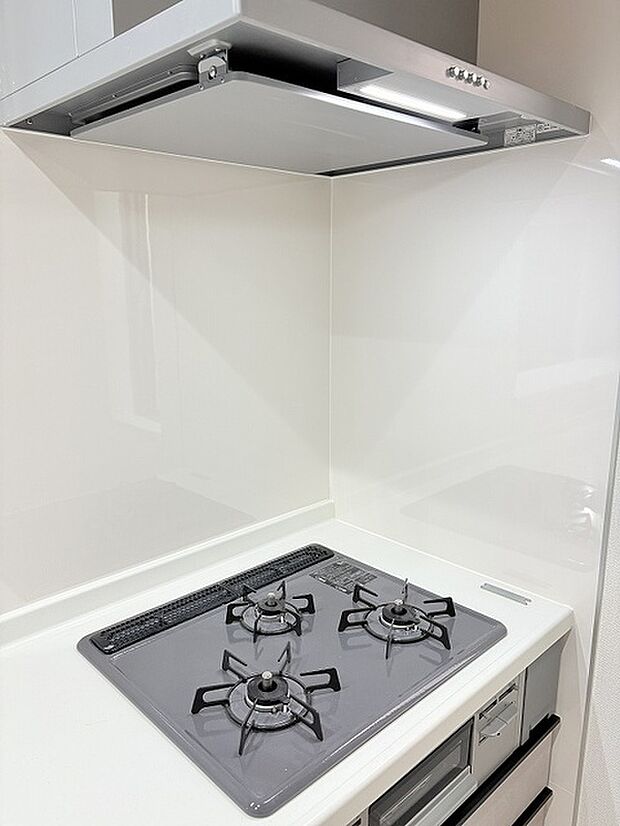 3口コンロとレンジフード 