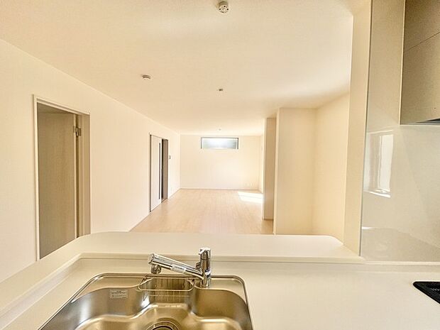 吊戸棚をなくした対面キッチン、隣の部屋にいる方の様子もここからよく見えます。 