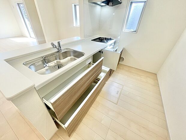 収納スライドをぐっと開けばお鍋や調味料をどんどんしまえる大収納。キッチンはいつもキレイ。 