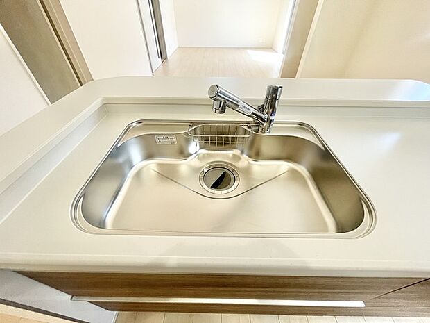 シンク周りのお掃除が楽になる可動式の蛇口を搭載。 