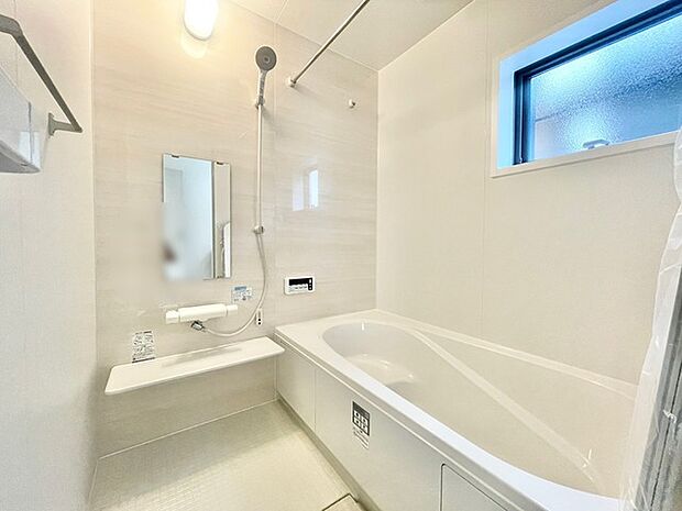 浴室は湿気がたまりやすく、換気扇だけでは心配。。。窓をあければお風呂がカラっと乾きます。 