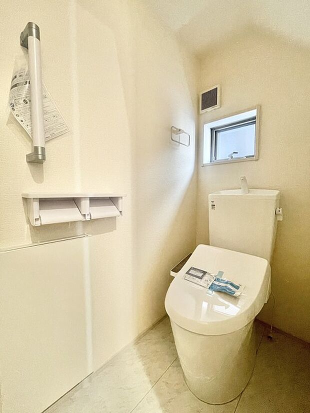 もちろんウォシュレット機能付き。憩いの場としてひそかに注目度の高いお手洗いにもご注目ください。 