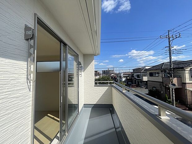ゆとりの広さを確保したバルコニー。お布団を干すのも、この広さならラクラク。 