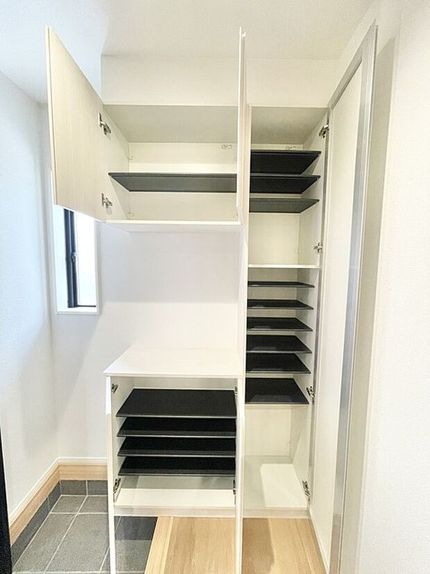 玄関の収納も充実しております。