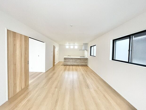 ご家族みんながゆったりくつろげる広々リビング。 