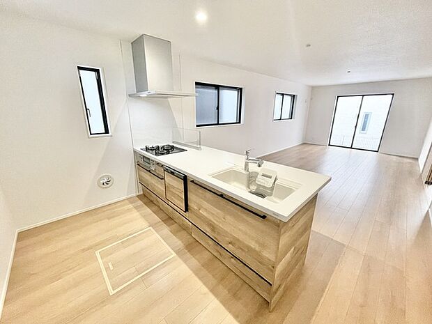 リビングで遊ぶお子様を見守りながらお料理ができる、対面キッチン。 