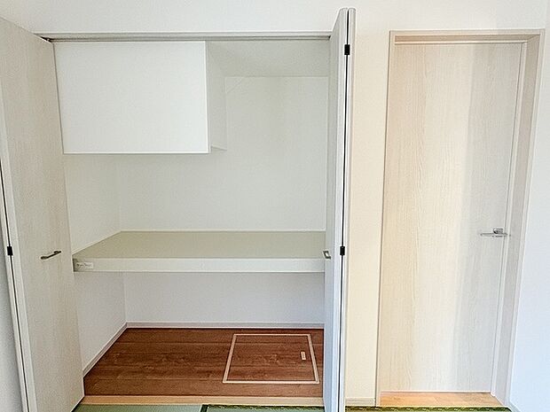 1階和室収納は階段下のスペースを活用しています。