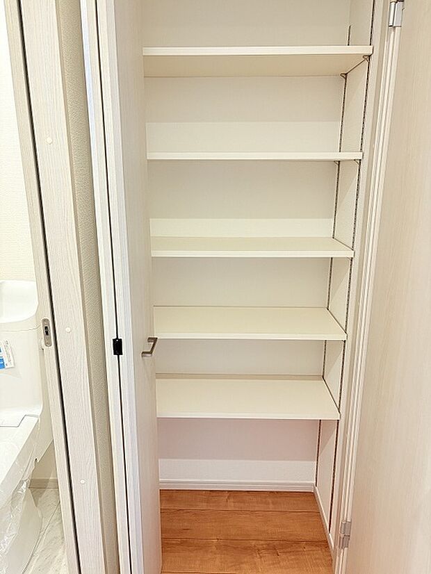 1階廊下、トイレ横の収納棚