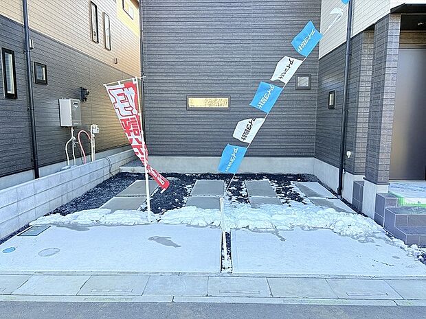 カースペースは2台で並列駐車可能です。