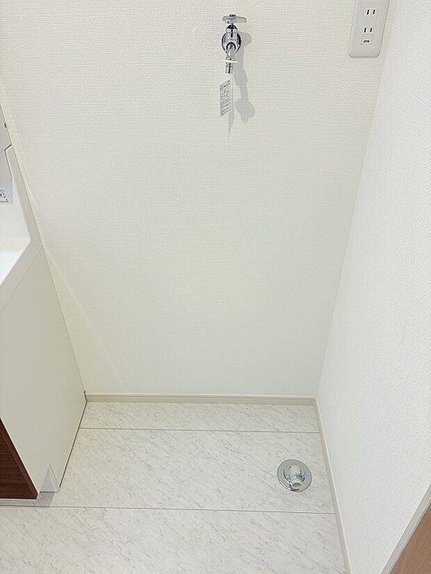 ゆとりあるランドリースペースですが、使用したい機種が入るかの確認などもご相談ください。