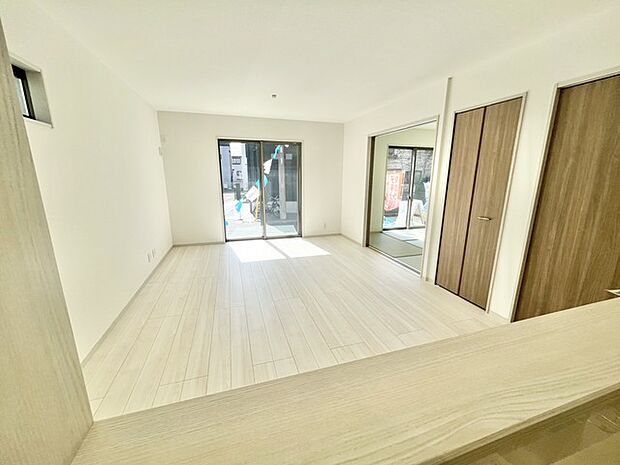 キッチンから見たリビングの様子です。 心地よい光と風が優しく広がる、爽やかな空間。