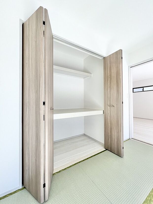 洗練された木目調の扉が、空間に落ち着きと広がりをもたらします。