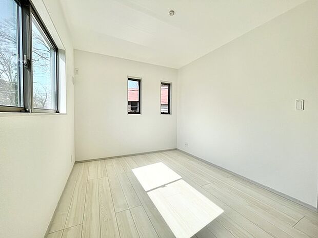 明るい木目調の床が心地よい、広々とした空間。