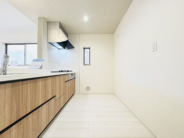 キッチン裏の空間もしっかり確保。カップボードも大きなものを置けそうです。 