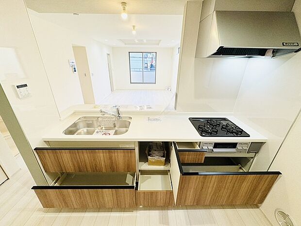 収納スライドをぐっと開けばお鍋や調味料をどんどんしまえる大収納。キッチンはいつもキレイ。 