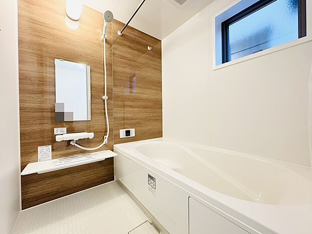 浴室は湿気がたまりやすく、換気扇だけでは心配。。。窓をあければお風呂がカラっと乾きます。 