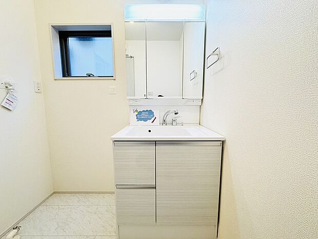 お出かけ前の身だしなみに一歩差がつく三面鏡。 