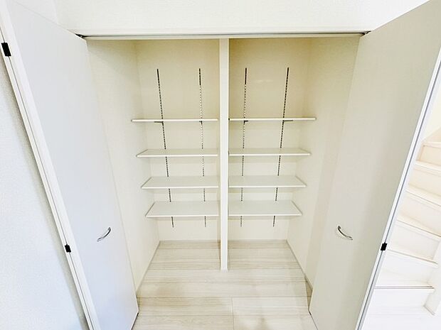 何かとものがあふれやすいリビングに、ちょっと一工夫。うれしい収納空間。 