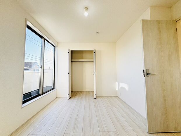 今からここを誰のお部屋にしようか、そんな洋室。大きさは6.5帖です。 