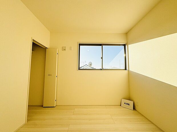 今からここを誰のお部屋にしようか、そんな洋室。大きさは4.5帖です。 