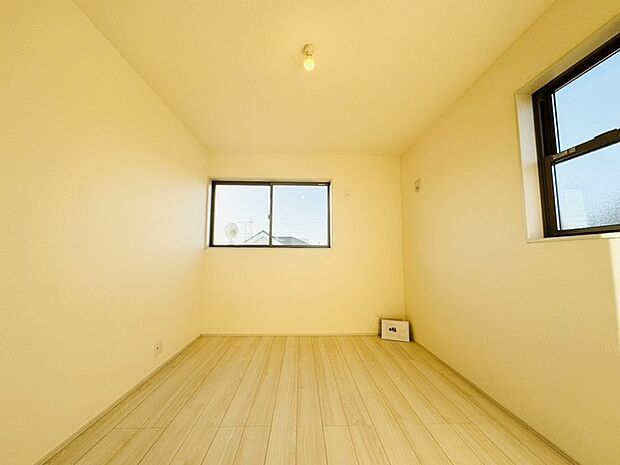 今からここを誰のお部屋にしようか、そんな洋室。大きさは6帖です。 