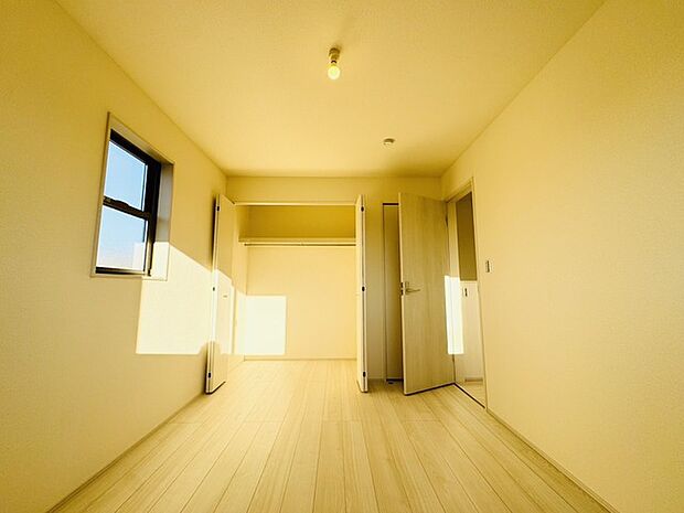 新築の木の匂いのする室内。写真では伝わらないので、ぜひ現地でお確かめください。 