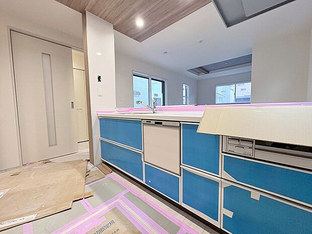 カウンターからはリビングが広く見渡せ、ご家族とのコミュニケーションも弾みます。