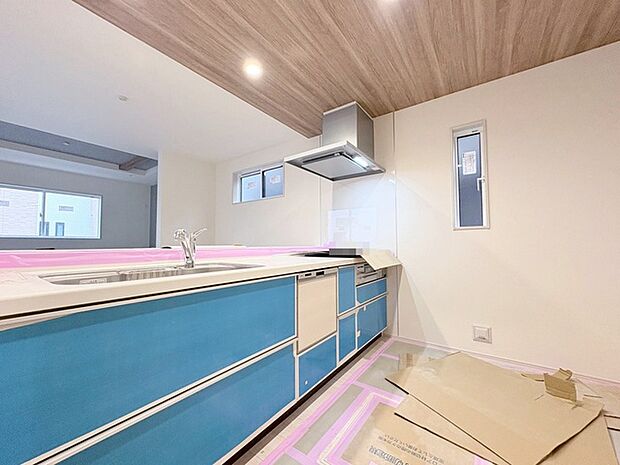 対面タイプなら、キッチン内にいながらご家族やお客様との会話が楽しめます。