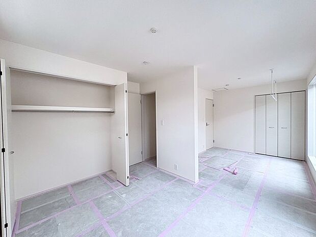 将来的には間仕切りして2部屋に変更可能な洋間。成長に合わせた間取り変更が可能なタイプ。