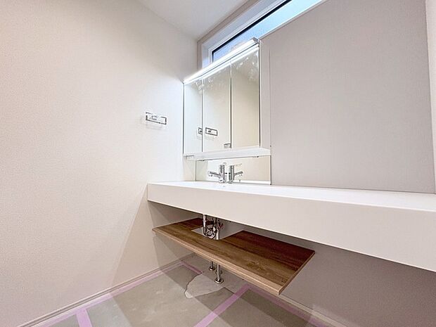 お出かけ前の身だしなみに一歩差がつく三面鏡。