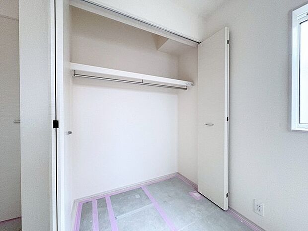 今や標準、全居室収納スペース付きの物件です。