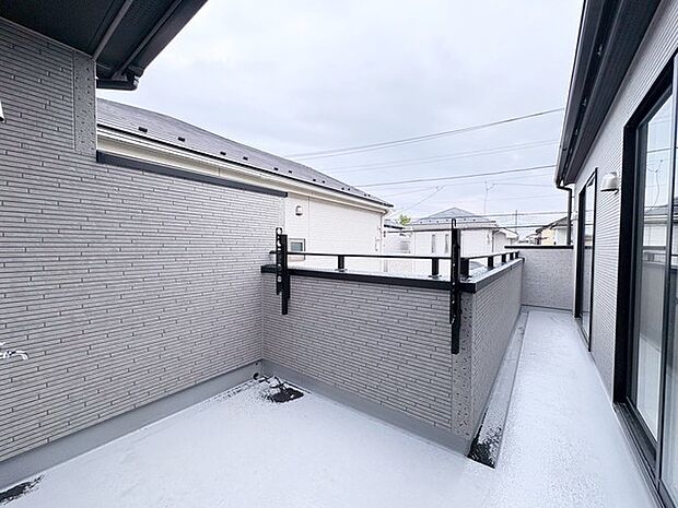 南面に広がるワイドバルコニー、明るい空間でのびのび過ごせるプランです。