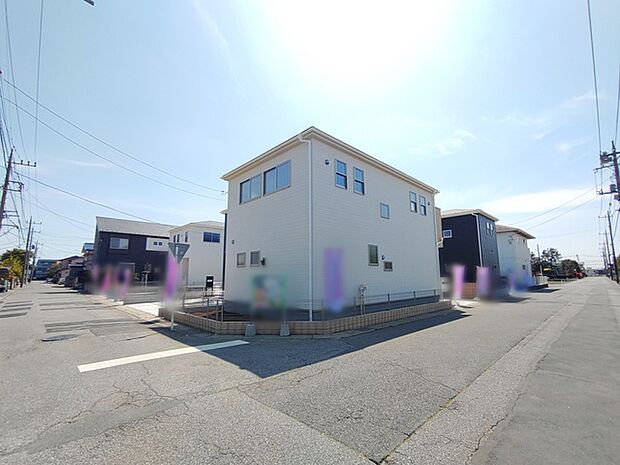 青空の下、整然と並ぶ邸宅は、心地よい穏やかさを湛えています。