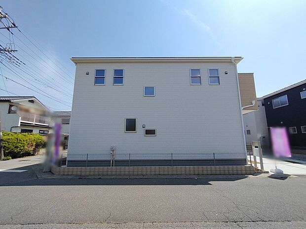 青空の下、穏やかな表情を見せる住まい