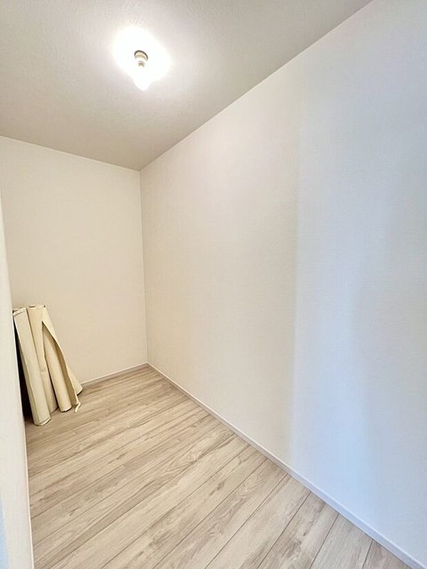 季節物の衣類もスッキリ収納できる、1階ウォークインクローゼット。