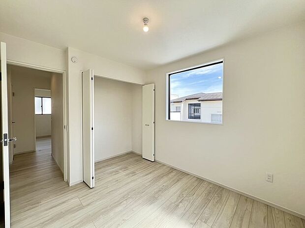 今からここを誰のお部屋にしようか、そんな洋室。