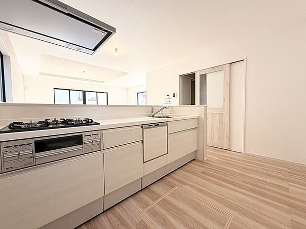 木目調の床が温もりを感じさせる、清潔感あふれる空間