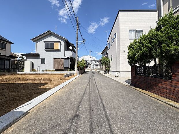 幅員の狭い道ですが、車通りの少ない住宅街に立地してます。 