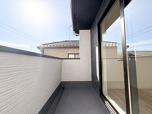 広がる空と、爽やかな風が心地よい開放的な空間。